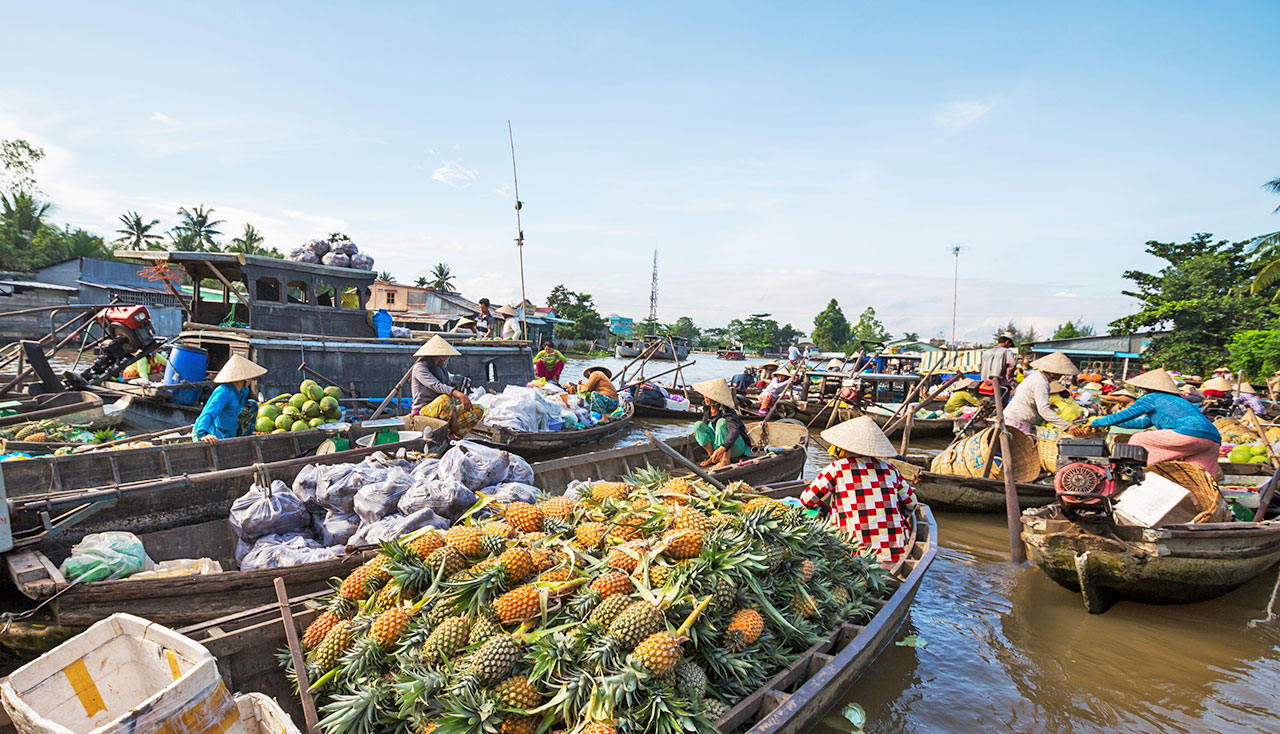 A shot of the floating market (Source: Baolau Travel Website)